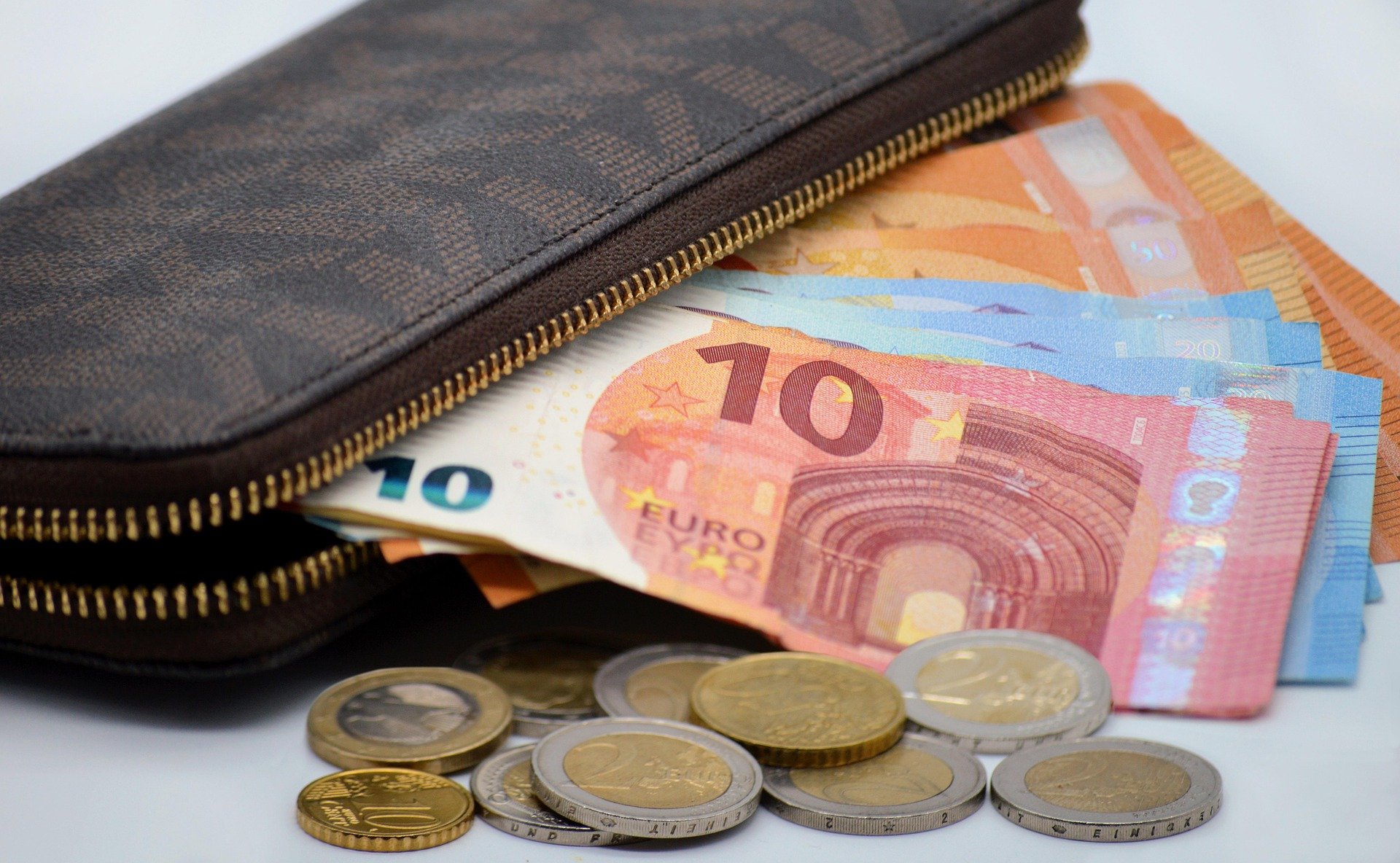 money-wallet-inflation-banknotes