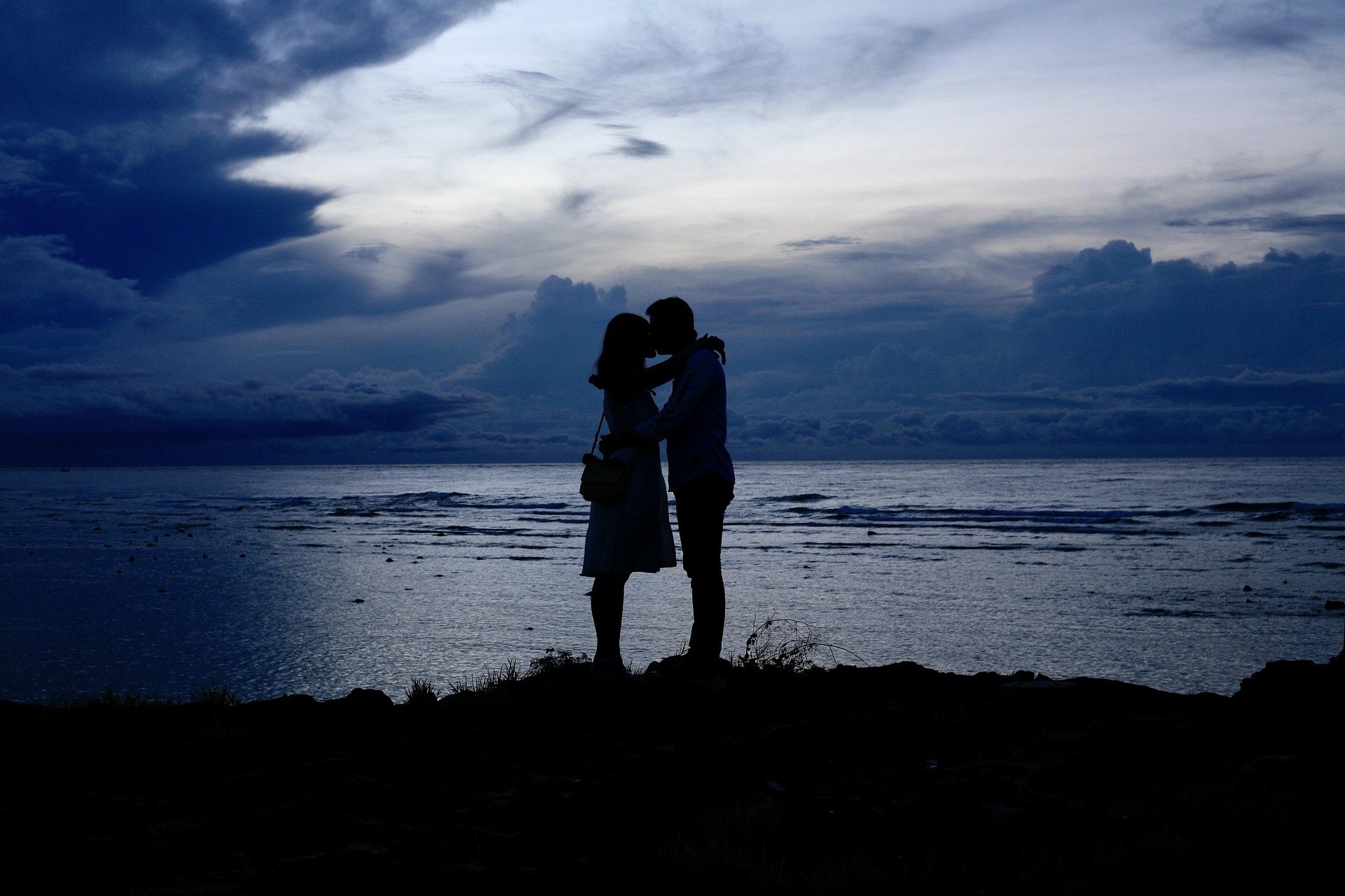 couple-sunset-silhouettes