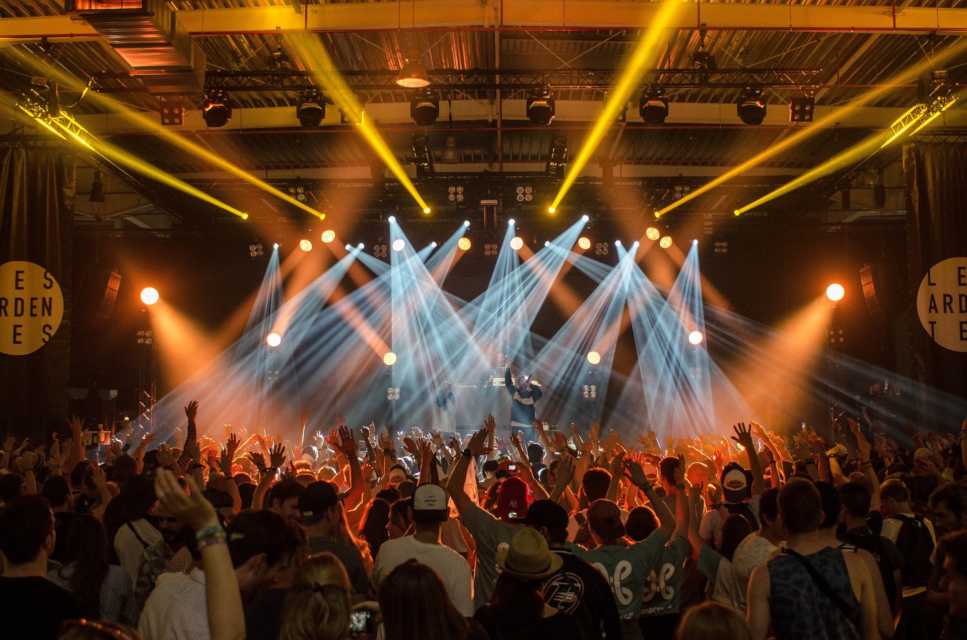 audience-band-concert-crowd