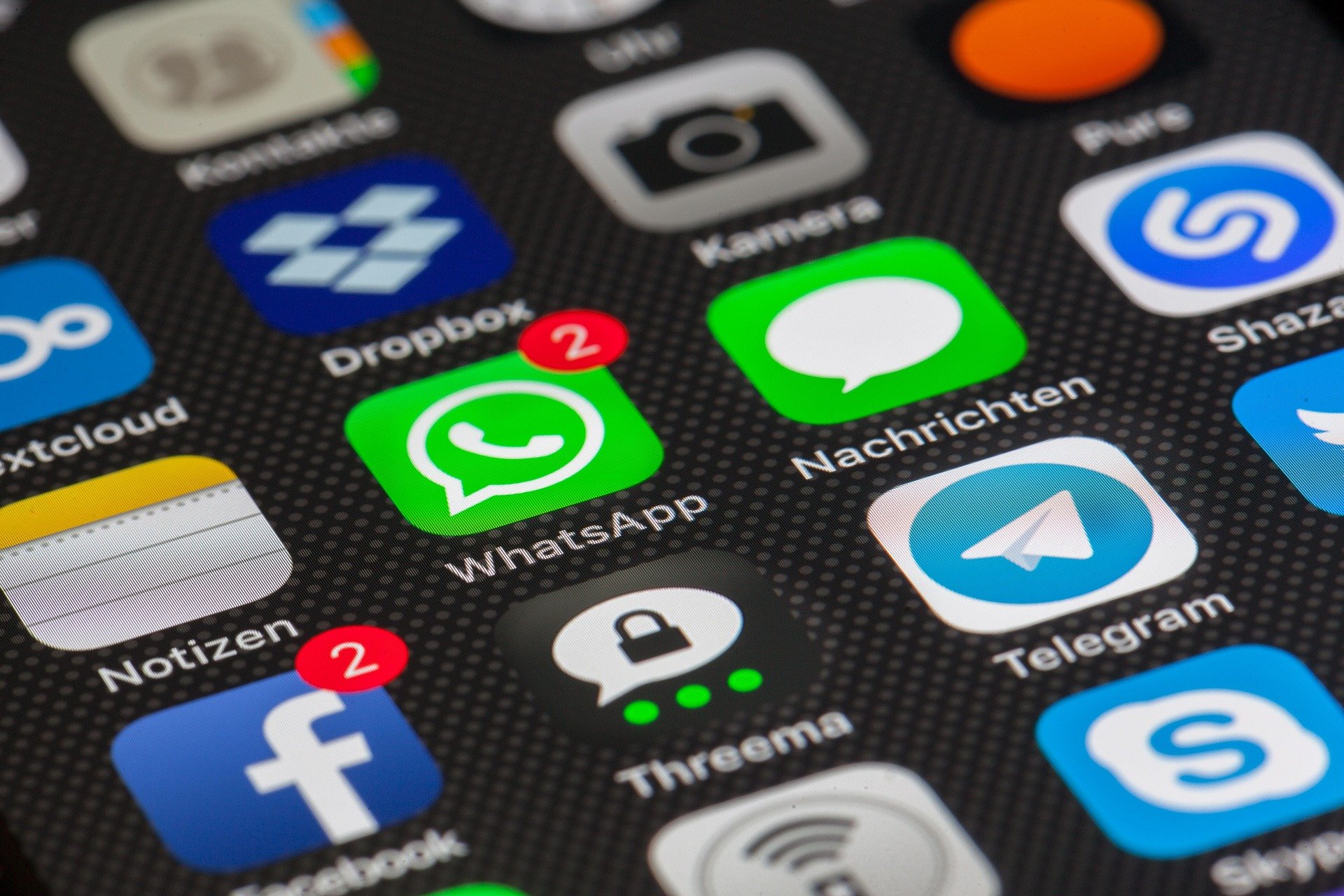 internet-whatsapp-smartphone