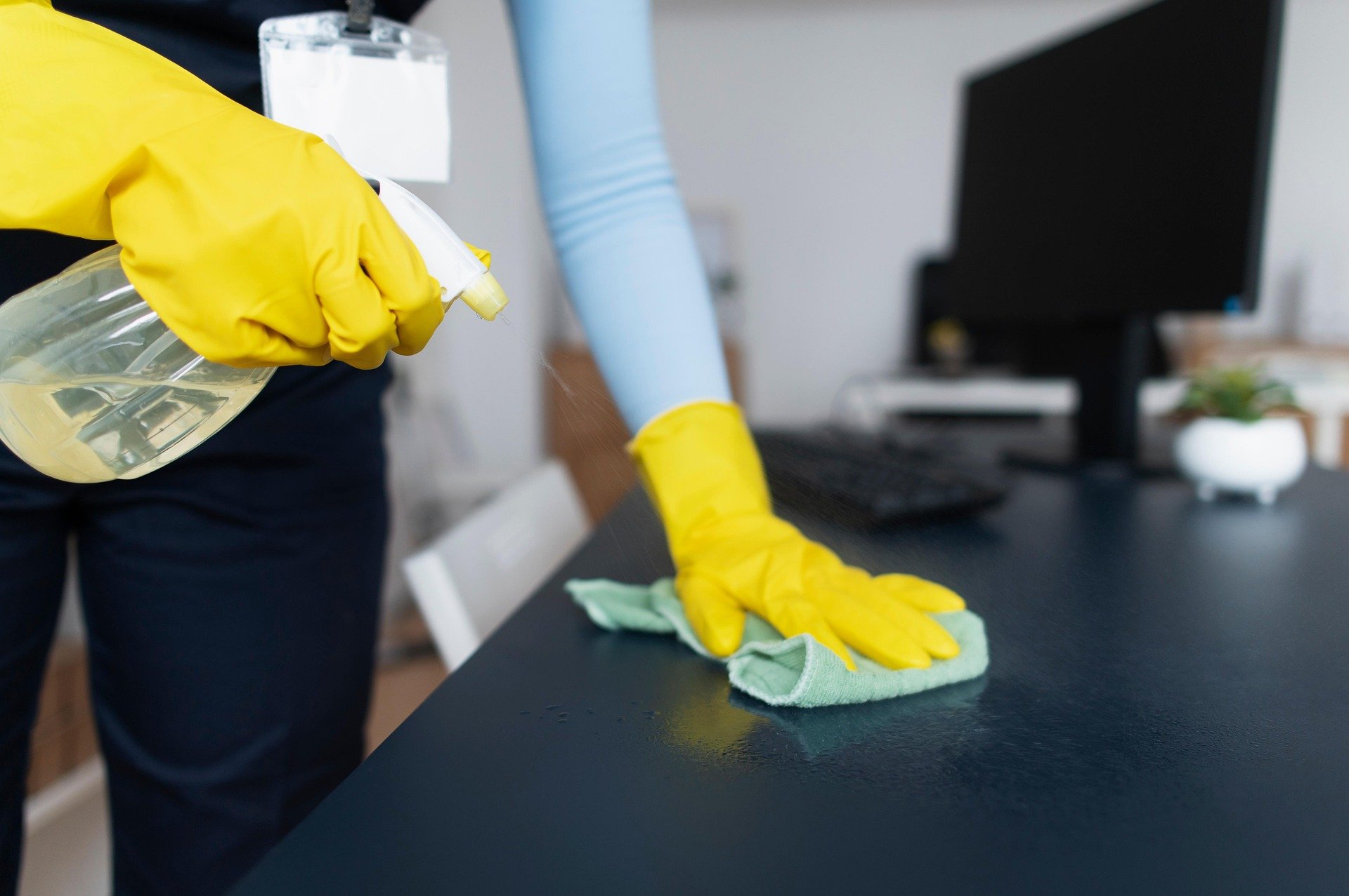 cleaning-office-desk-wiping