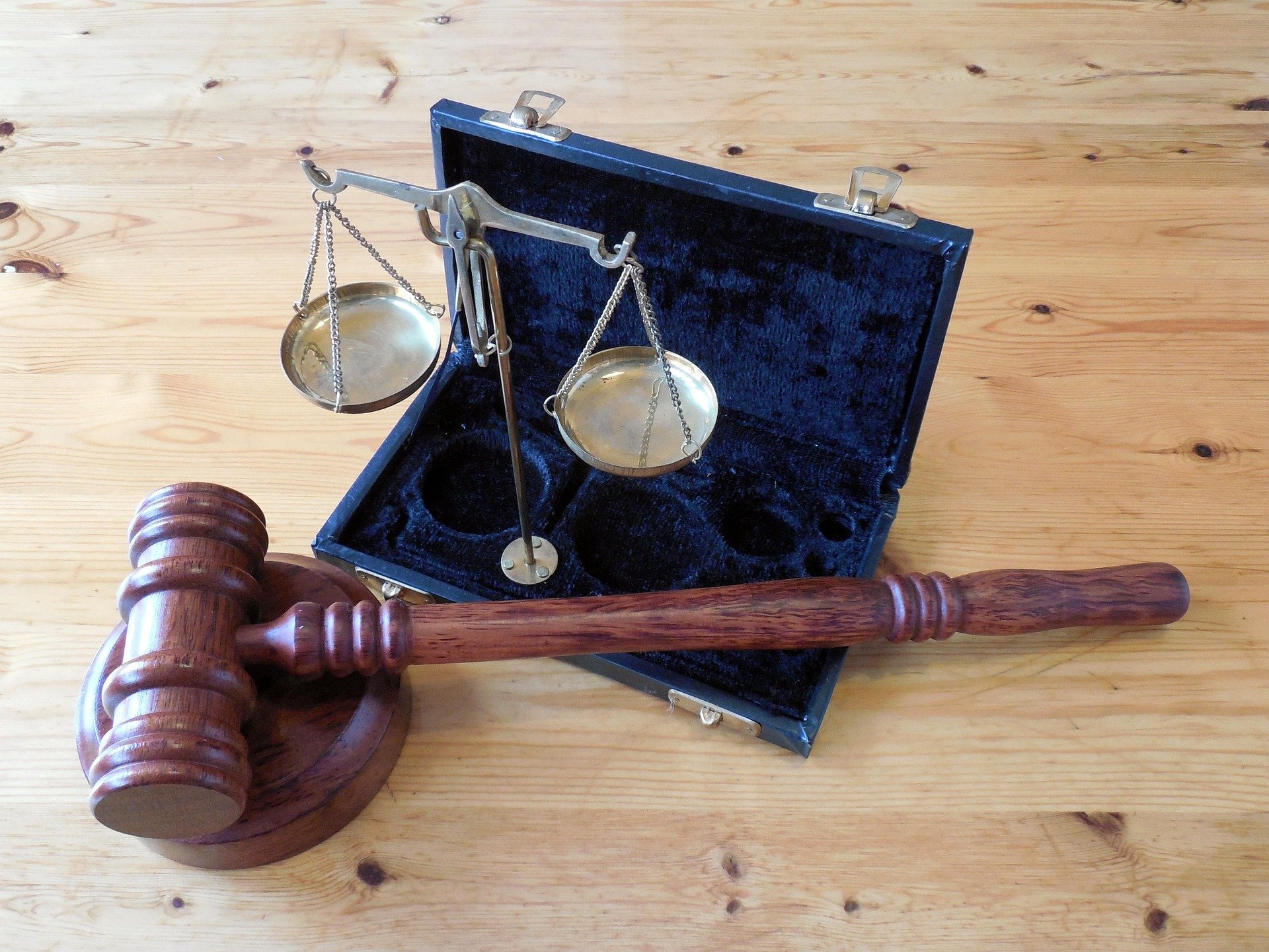 hammer-libra-dish-justice-law