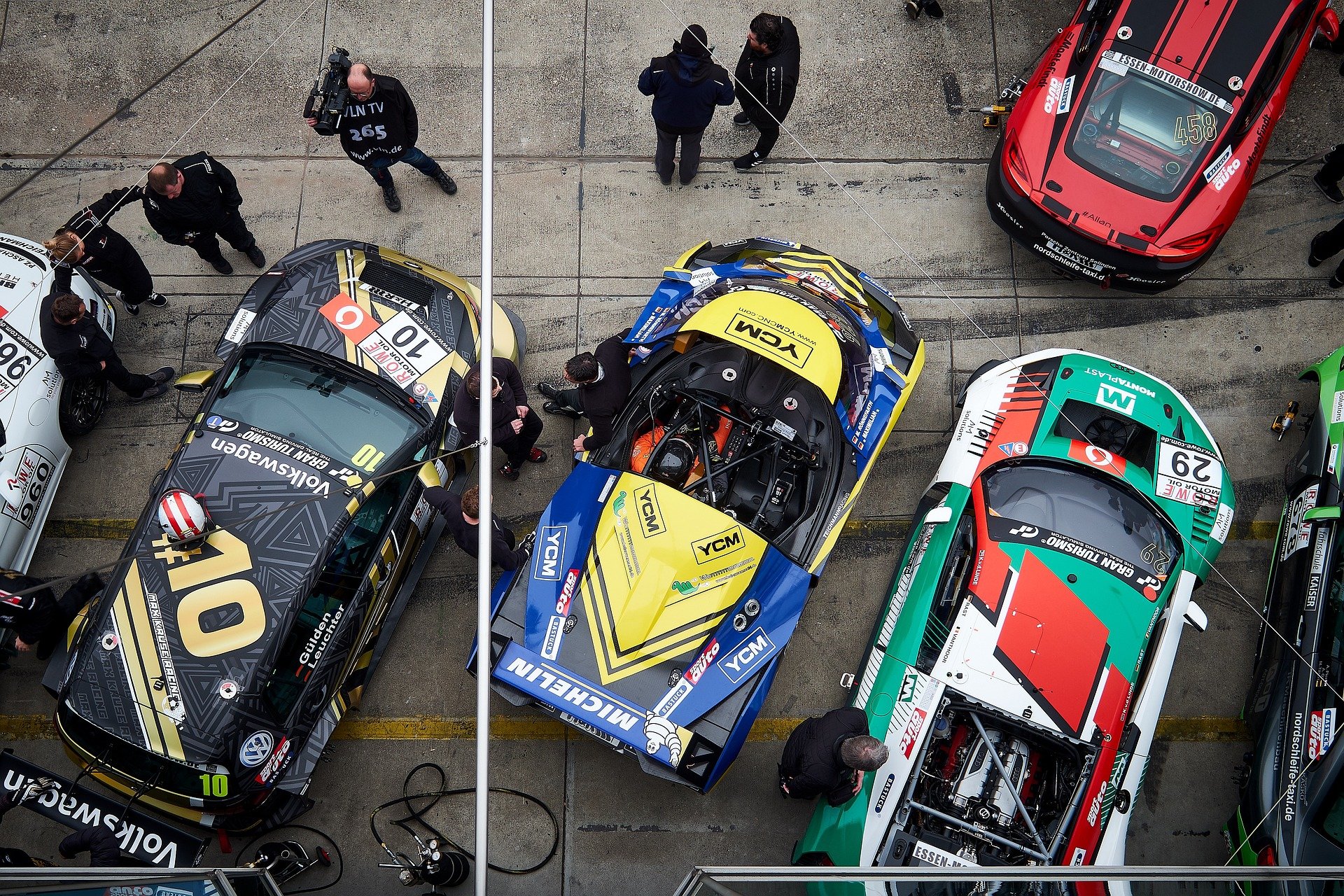 run-motorsport-automobile-pit-lane
