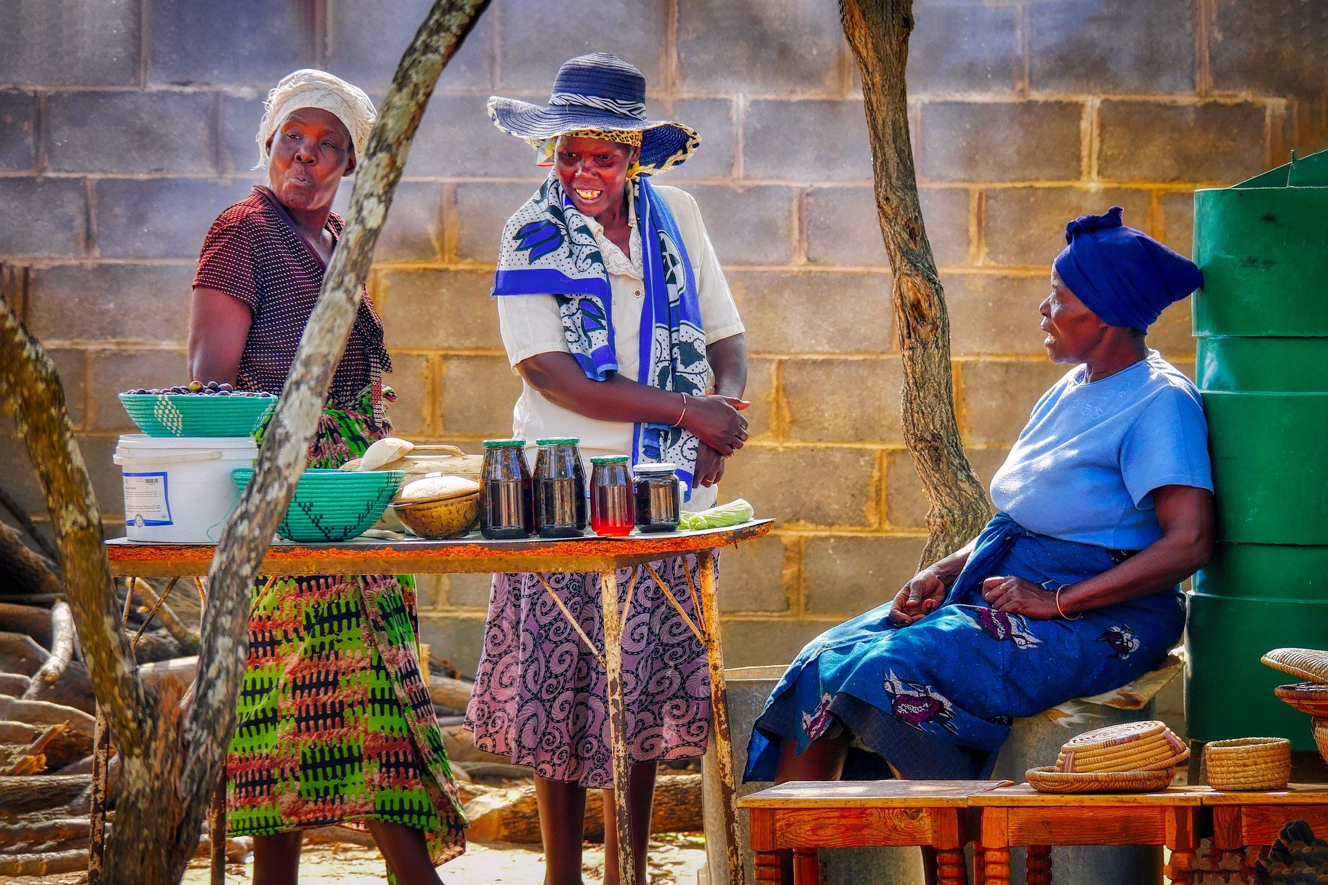 women-market-african-scene-talk